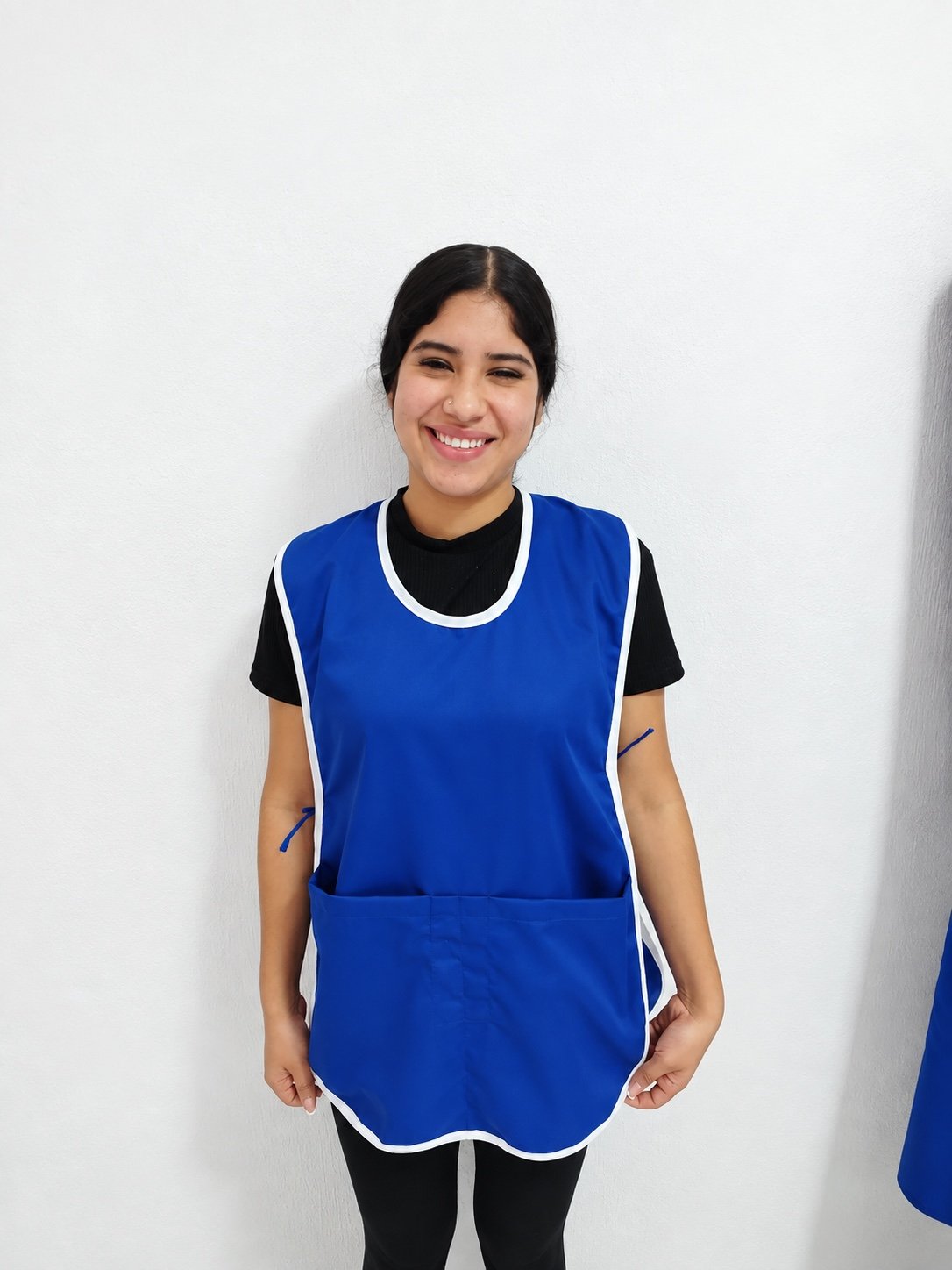 Casaca azul Aimee Workwear en uso