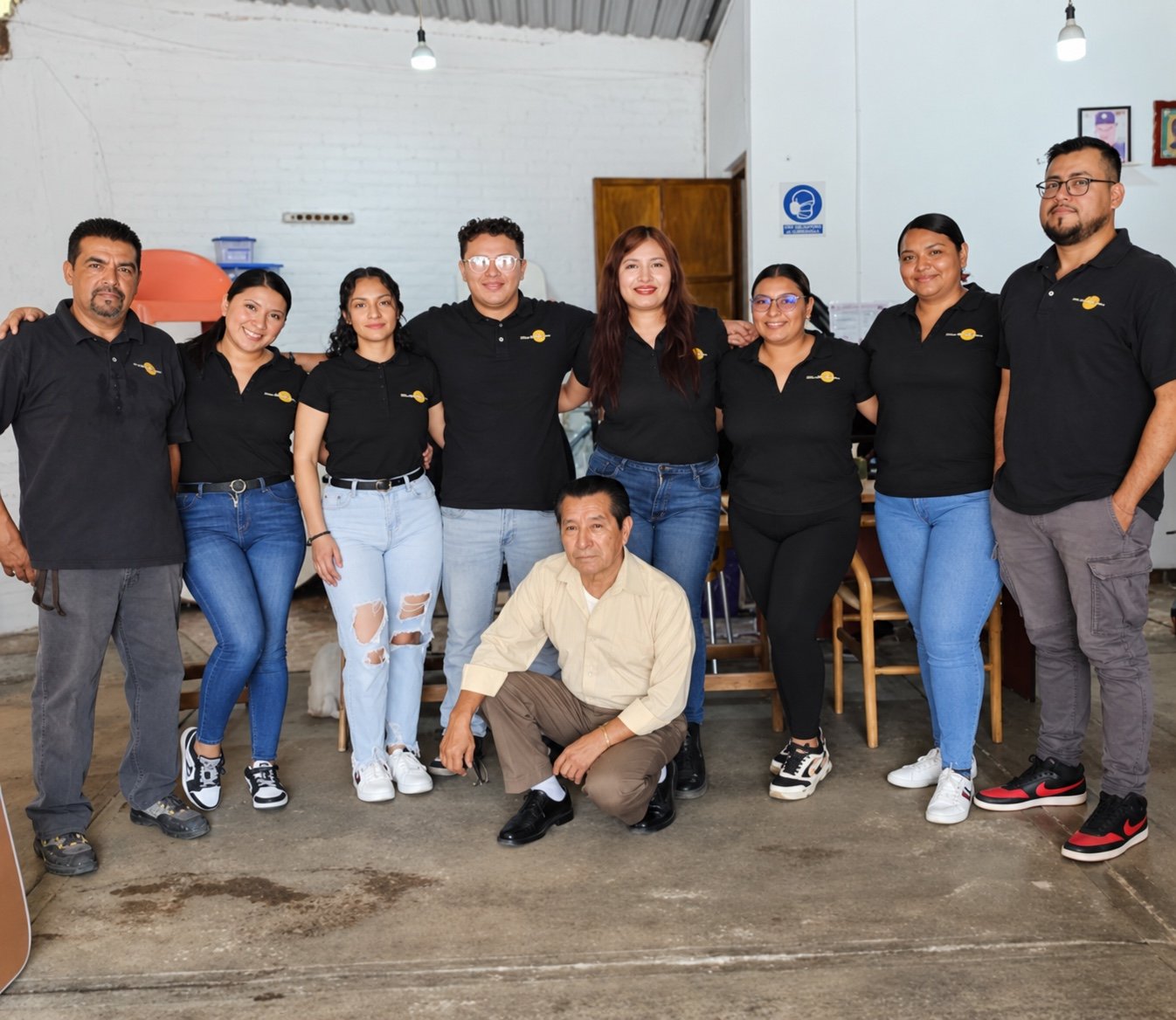 Grupo usando playeras polo rojas para equipos y eventos